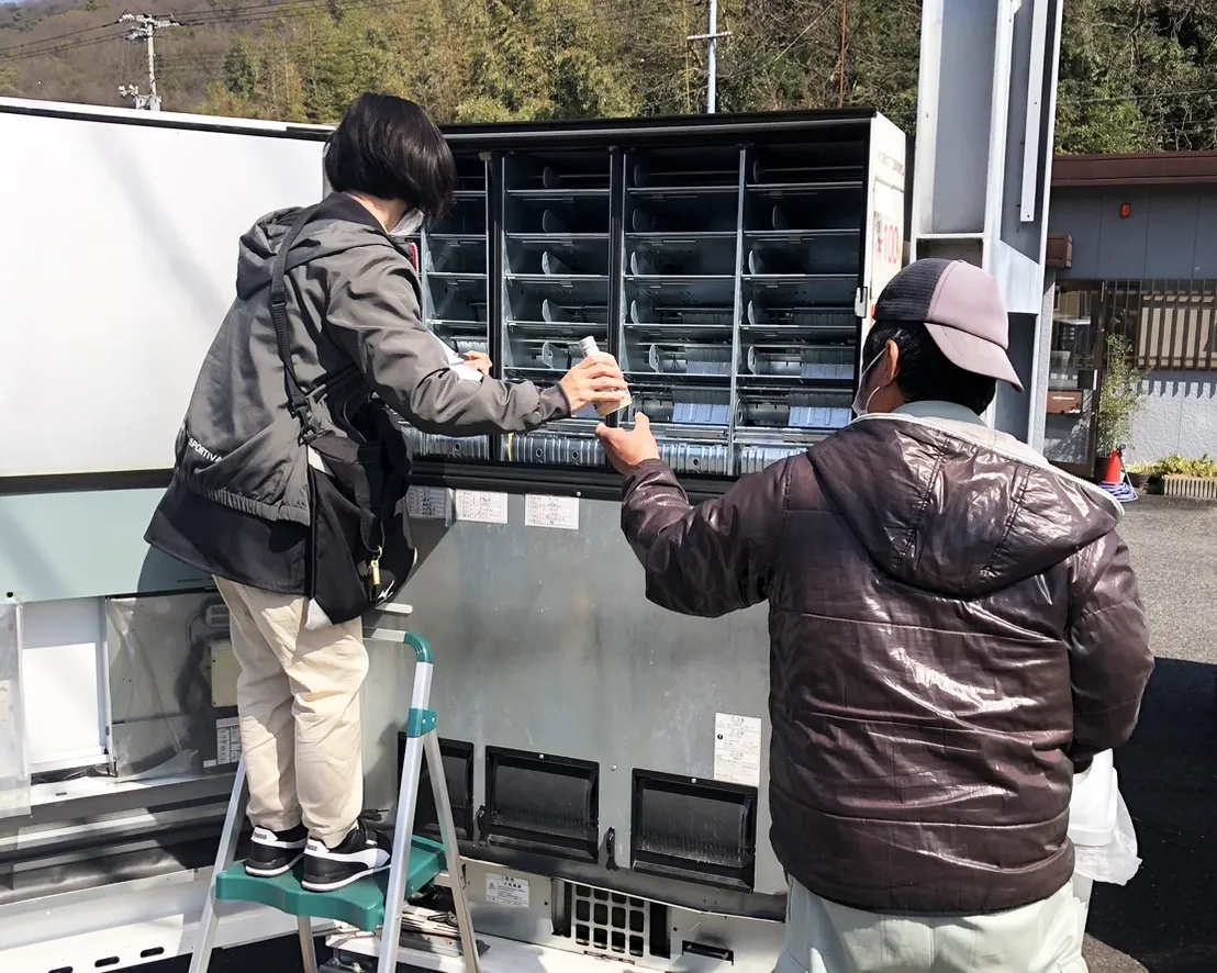 自動販売機の保守・補充作業の様子
